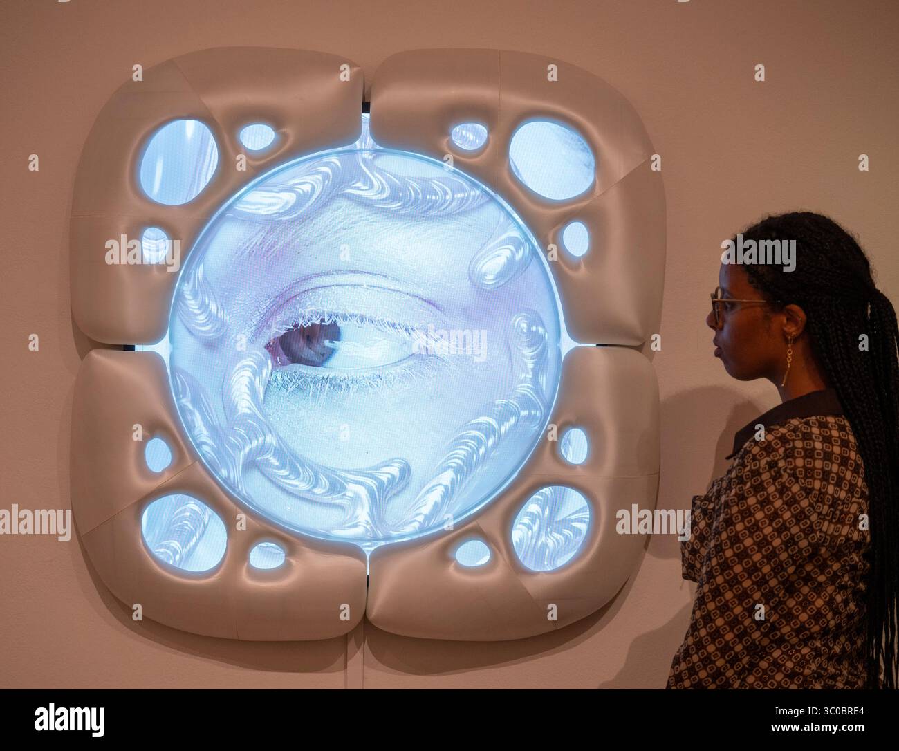 Somerset House, Londra, Regno Unito. 21 luglio 2025. La mostra Virtual Beauty esplora l'impatto della cultura e delle tecnologie digitali sulle definizioni tradizionali della bellezza di oggi, con opere di oltre 20 artisti internazionali tra cui Amalia Ulman, Hyungkoo Lee, Qualeasha Wood e molti altri. Immagine: Ines Alpha, preferirei essere un cyborg, 2024. Ines Alpha utilizza il software 3D per fondere trucco e tecnologie digitali, creando narrazioni futuristiche con il settore della bellezza. Questa installazione include questo film realizzato con li Roda-Gil. Crediti: Malcolm Park/Alamy Live News Foto Stock