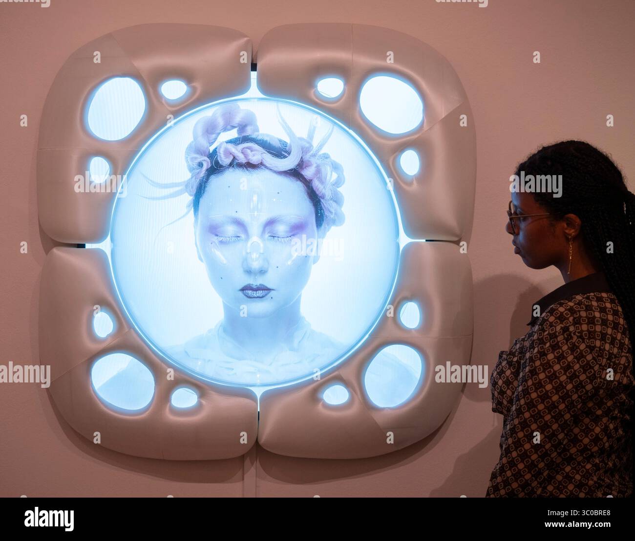 Somerset House, Londra, Regno Unito. 21 luglio 2025. La mostra Virtual Beauty esplora l'impatto della cultura e delle tecnologie digitali sulle definizioni tradizionali della bellezza di oggi, con opere di oltre 20 artisti internazionali tra cui Amalia Ulman, Hyungkoo Lee, Qualeasha Wood e molti altri. Immagine: Ines Alpha, preferirei essere un cyborg, 2024. Ines Alpha utilizza il software 3D per fondere trucco e tecnologie digitali, creando narrazioni futuristiche con il settore della bellezza. Questa installazione include questo film realizzato con li Roda-Gil. Crediti: Malcolm Park/Alamy Live News Foto Stock
