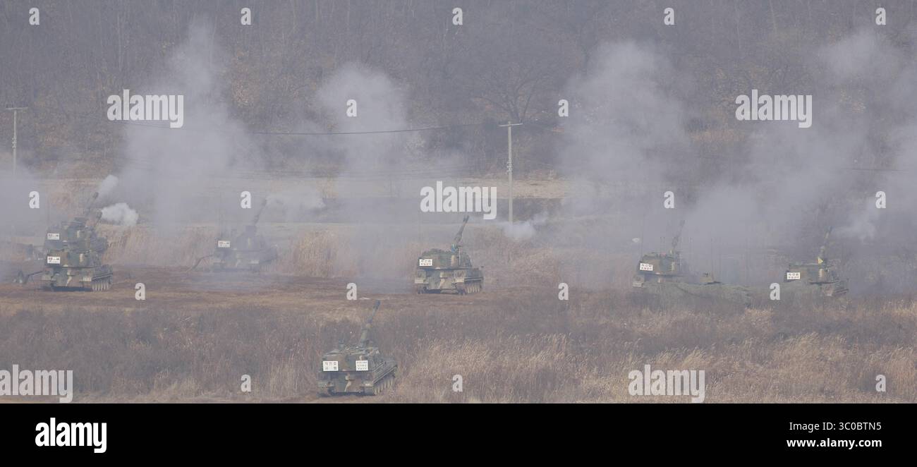 2 gennaio 2017 - Paju, Gyeong Gi, Corea del Sud - gli obici semoventi K-9 dell'Esercito sudcoreano spara durante un'esercitazione militare presso la zona di fuoco a Paju, vicino alla DMZ, Corea del Sud. L'esercito ha detto in una dichiarazione che ha condotto un'esercitazione a fuoco vivo che coinvolge gli obici semoventi K-9 impegnati in simulazioni contro-batteria utilizzando radar da caccia di artiglieria. Nel 2016, Pyongyang condusse due test nucleari e lanciò più di 20 missili balistici come parte del suo obiettivo dichiarato di sviluppare un missile a lungo raggio a punta nucleare che potesse raggiungere parti della terraferma degli Stati Uniti. (Immagine di credito: © Seun Foto Stock