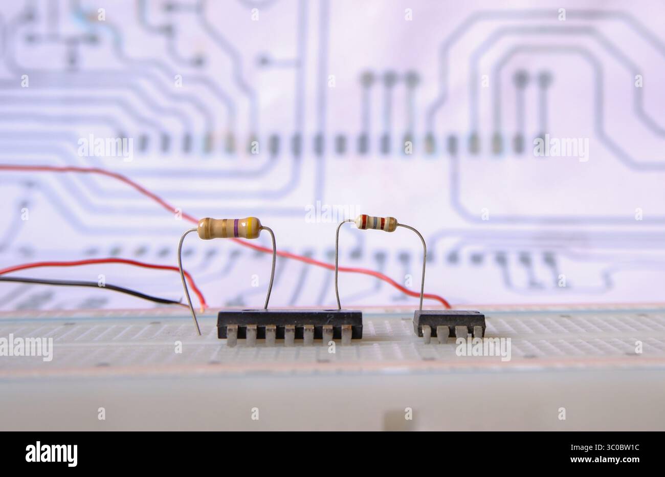 Semplici linee di progetto. Apprendimento elettronico sulla breadboard. Concentrata sui resistori. Foto Stock