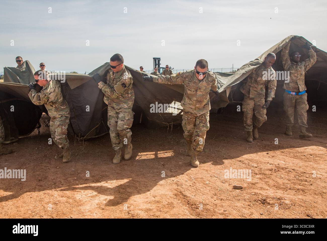1 novembre 2018 - Fort Huachuca, AZ, Stati Uniti d'America - i soldati dell'esercito degli Stati Uniti del 309th Military Intelligence Battalion e del 305th Military Intelligence Battalion, allestirono tende per ospitare le truppe appena schierate il 1 novembre 2018 a Fort Huachuca, Arizona. Le truppe si stanno schierando al confine tra Stati Uniti e Messico per ordine del presidente Donald Trump per intercettare la carovana migrante honduregno. (Immagine di credito: © Brandon Best via ZUMA Wire) Foto Stock