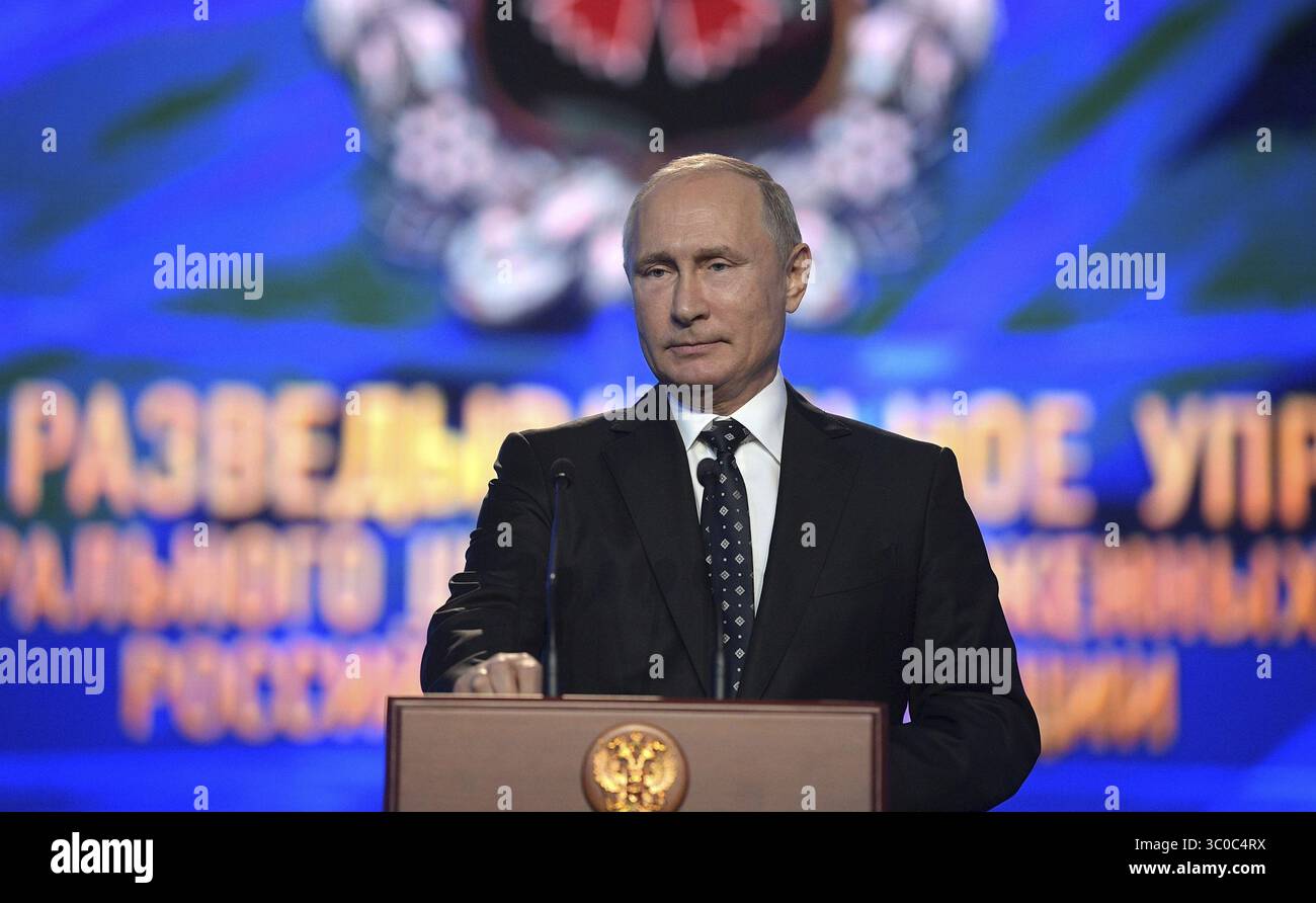 2 novembre 2018 - Mosca, Russia - il presidente russo Vladimir Putin partecipa a un evento di gala per celebrare il centenario della direzione principale dello Stato maggiore delle forze armate russe, noto come gru, al Teatro dell'Esercito Russo, il 2 novembre 2018 a Mosca, Russia. (Immagine di credito: © Kremlin Pool via ZUMA Wire) Foto Stock