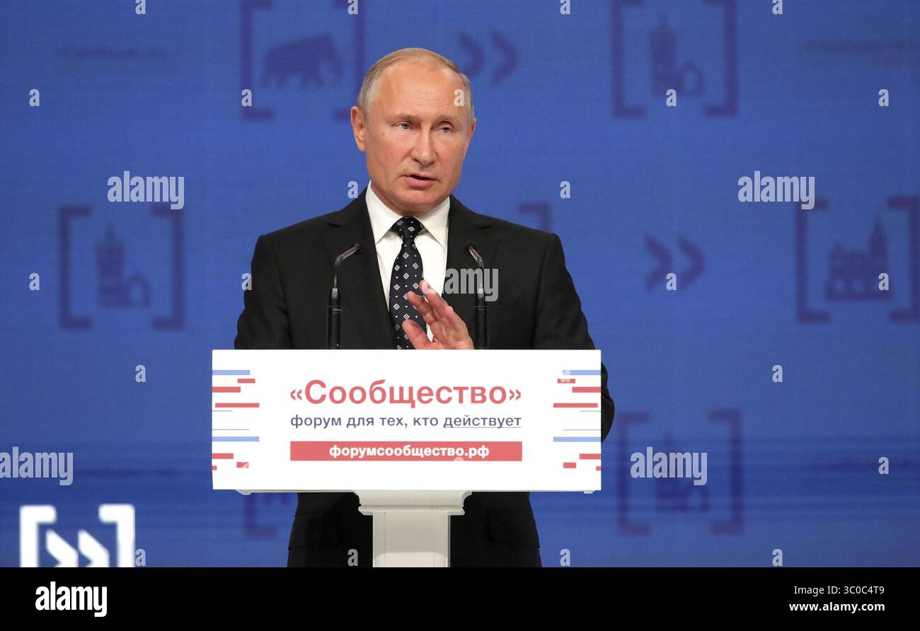 2 novembre 2018 - Mosca, Russia - il presidente russo Vladimir Putin si rivolge alla sessione plenaria del quarto Forum comunitario dei cittadini attivi il 2 novembre 2018 a Mosca, Russia. (Immagine di credito: © Kremlin Pool via ZUMA Wire) Foto Stock
