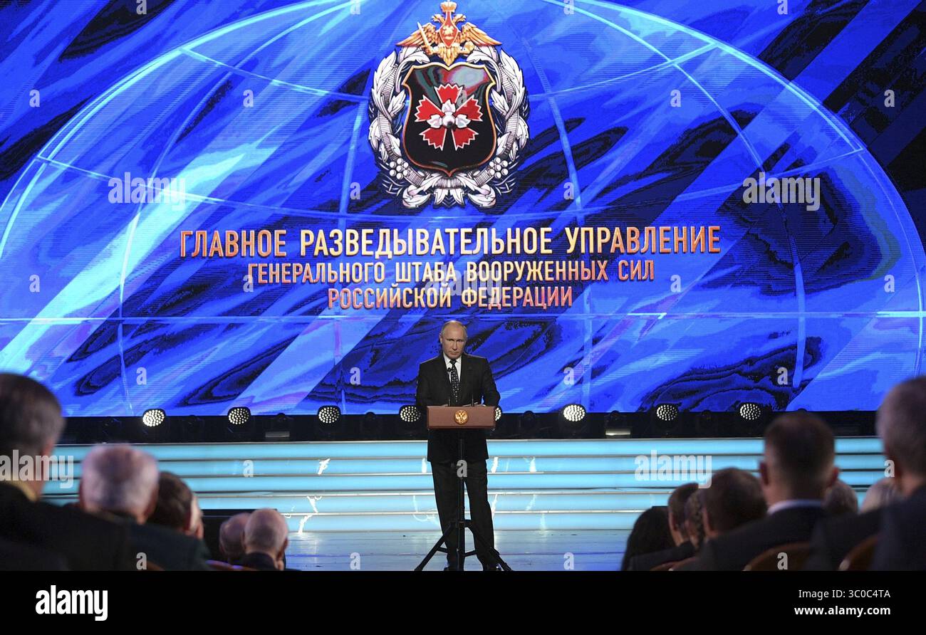 2 novembre 2018 - Mosca, Russia - il presidente russo Vladimir Putin partecipa a un evento di gala per celebrare il centenario della direzione principale dello Stato maggiore delle forze armate russe, noto come gru, al Teatro dell'Esercito Russo, il 2 novembre 2018 a Mosca, Russia. (Immagine di credito: © Kremlin Pool via ZUMA Wire) Foto Stock