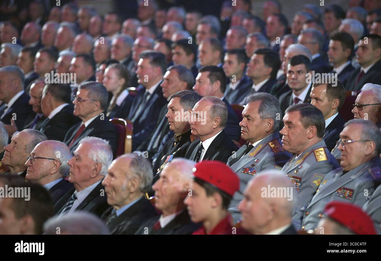 2 novembre 2018 - Mosca, Russia - il presidente russo Vladimir Putin, centro, seduto accanto al ministro della difesa Sergei Shoigu durante un evento di gala in occasione del centenario della direzione principale dello Stato maggiore delle forze Armate russe noto come gru al Teatro dell'Esercito Russo il 2 novembre 2018 a Mosca, Russia. (Immagine di credito: © Kremlin Pool via ZUMA Wire) Foto Stock