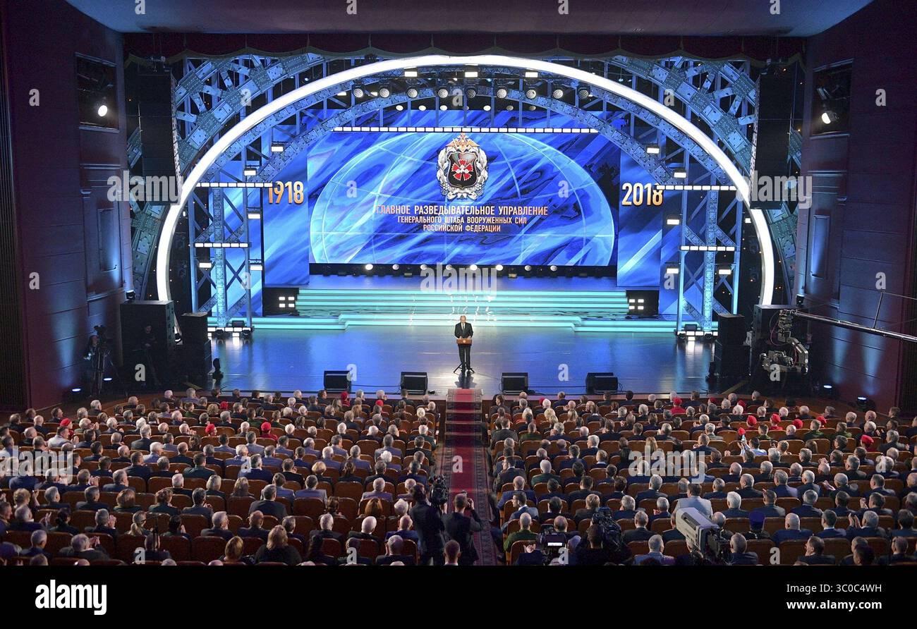 2 novembre 2018 - Mosca, Russia - il presidente russo Vladimir Putin partecipa a un evento di gala per celebrare il centenario della direzione principale dello Stato maggiore delle forze armate russe, noto come gru, al Teatro dell'Esercito Russo, il 2 novembre 2018 a Mosca, Russia. (Immagine di credito: © Kremlin Pool via ZUMA Wire) Foto Stock