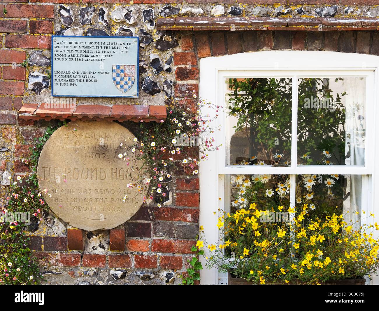 Targa sulla Round House ex casa di Virginia Woolf a Lewes, nell'East Sussex, Inghilterra Foto Stock