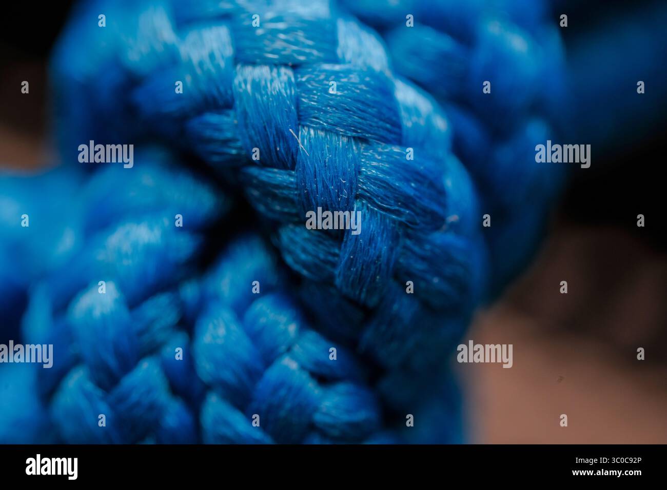 Primo piano del nodo di texture a corda intrecciata blu vivace Foto Stock