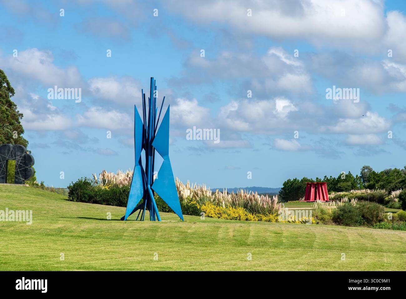 Garzon, Uruguay-28 marzo 2024; Scultura di Pablo Atchugarry e spazio rituale da Edgar Negret nel grande parco di sculture del Museo de Arte Contemporáne Foto Stock