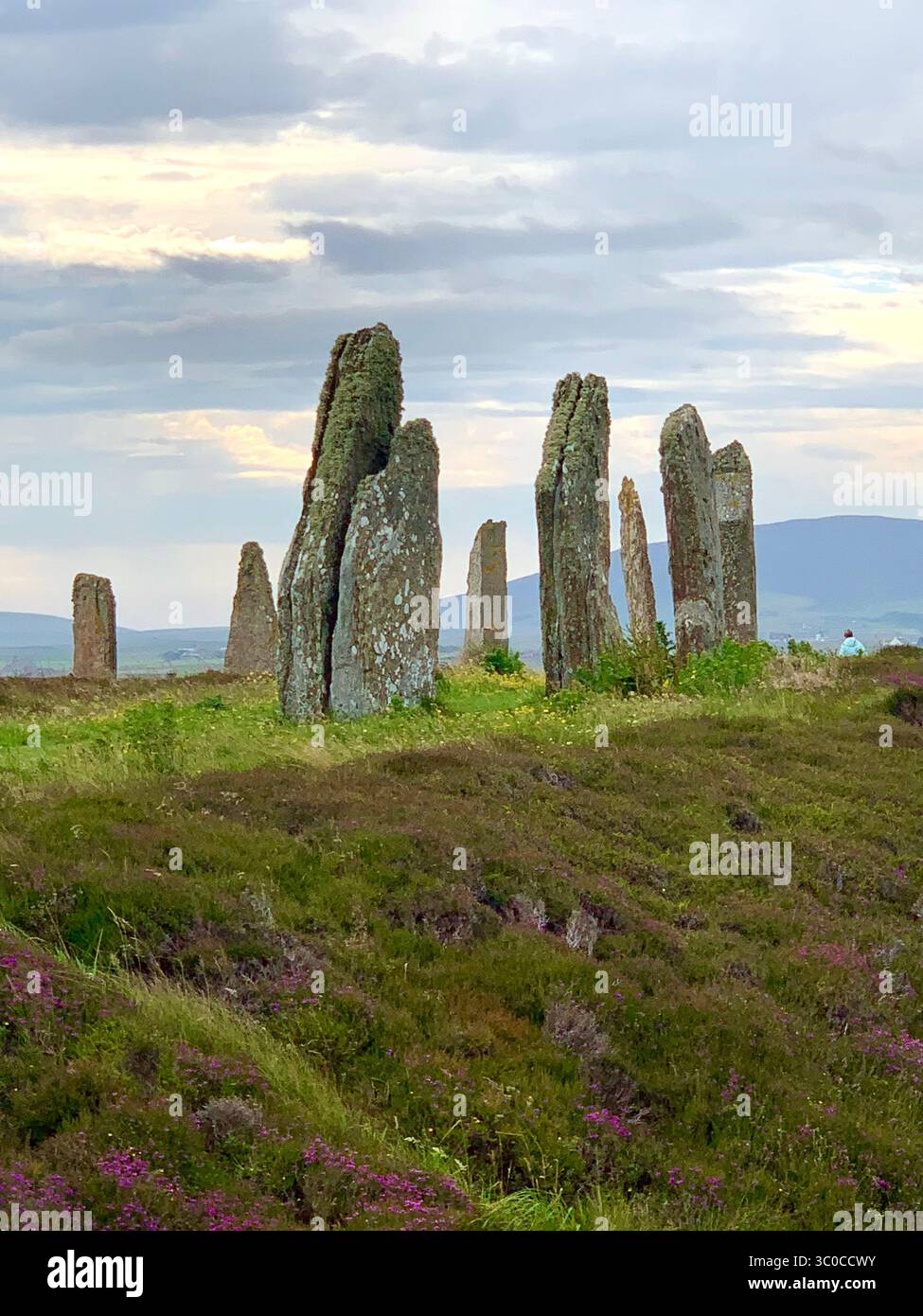 L'anello di Brodgar Stromness Stenness Loch of Harray of Stenness Loch Isole Orcadi antiche pietre britanniche alte persone dell'età della pietra del Mare del Nord - Immagine stock catturata con smartphone