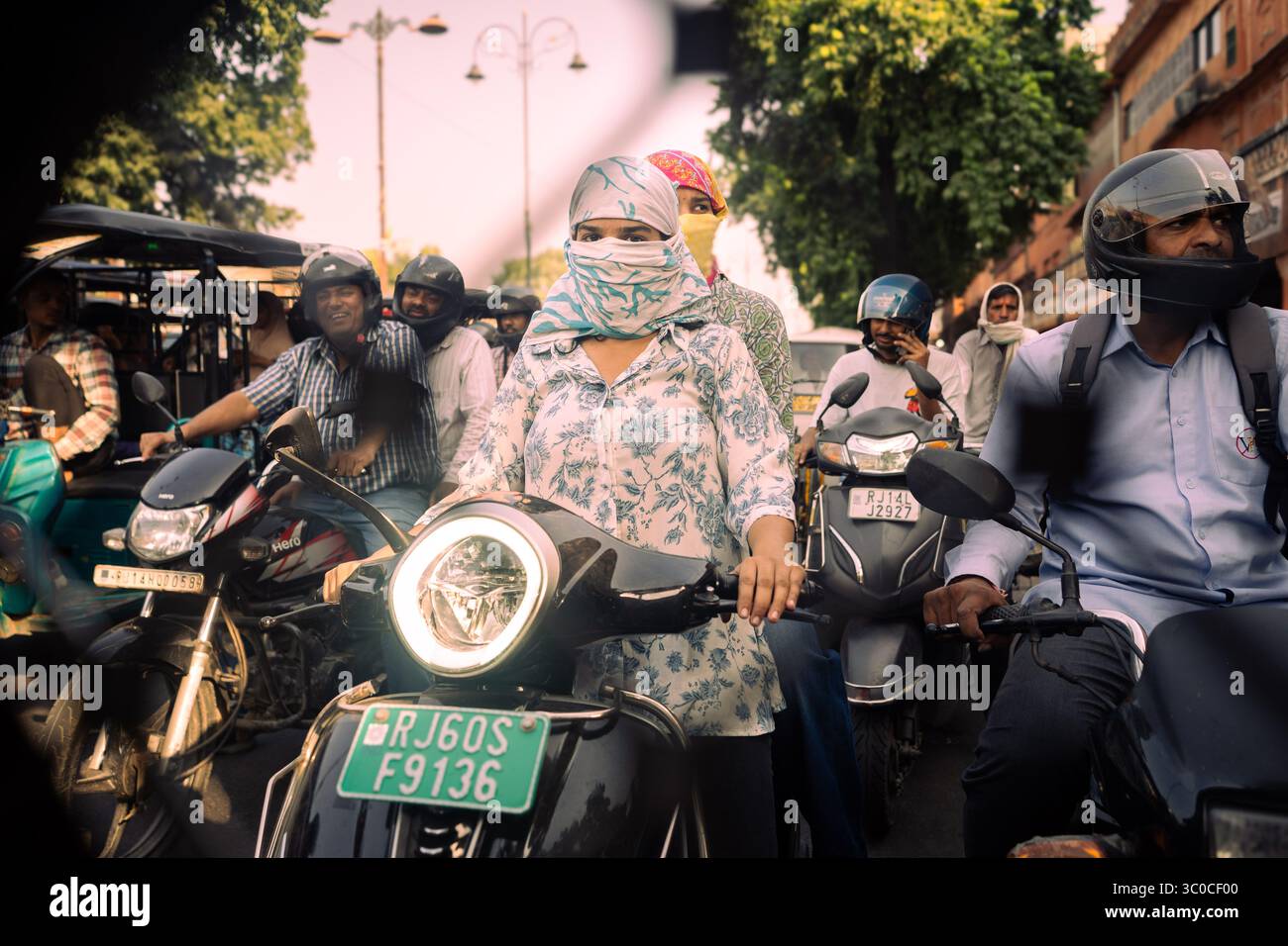 Rajasthan, Jaipur, India - persone sul traffico di scooter Foto Stock