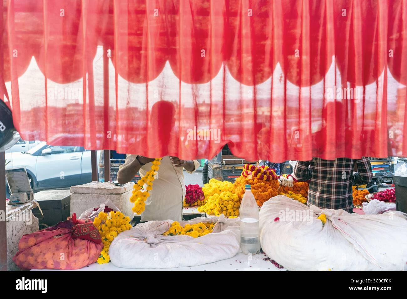 Rajasthan, Jaipur, India - Stall vende fiori per celebrazioni religiose Foto Stock