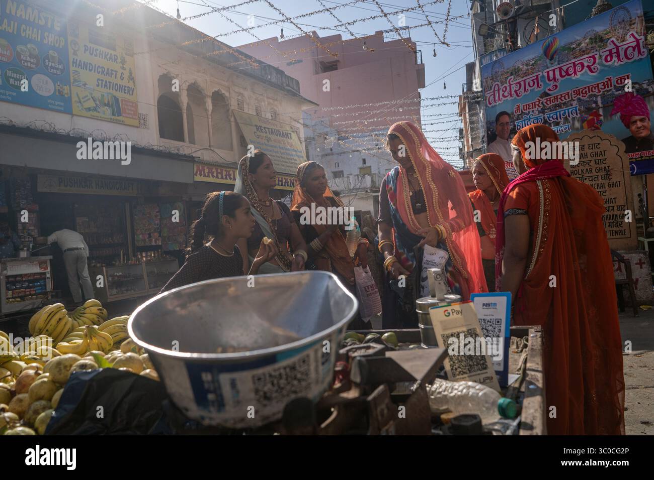 Rajasthan, India - donne zingare che acquistano prodotti al mercato di Pushkar Foto Stock
