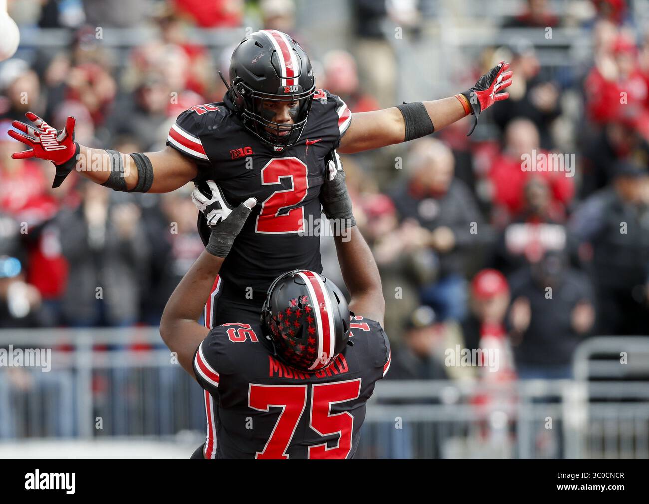 3 novembre 2018 - Columbus, OH, USA - l'offensive lineman degli Ohio State Buckeyes Thayer Munford (75) solleva il running back degli Ohio State Buckeyes J.K. Dobbins (2) mentre celebra un touchdown durante il terzo quarto di una partita di football NCAA tra gli Ohio State Buckeyes e i Nebraska Cornhuskers sabato 3 novembre 2018 all'Ohio Stadium di Columbus, Ohio. (Immagine di credito: © Joshua A. Bickel/Columbus Dispatch/TNS via cavo ZUMA) Foto Stock