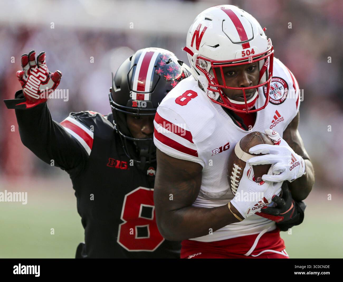 3 novembre 2018 - Columbus, OH, USA - cornerback degli Ohio State Buckeyes Kendall Sheffield (8) affronta il wide receiver dei Nebraska Cornhuskers Stanley Morgan Jr. (8) nel secondo tempo della partita di football NCAA tra i Nebraska Cornhuskers e gli Ohio State Buckeyes all'Ohio Stadium sabato 3 novembre 2018 a Columbus, Ohio. (Immagine di credito: © Tyler Schank/Columbus Dispatch/TNS via cavo ZUMA) Foto Stock