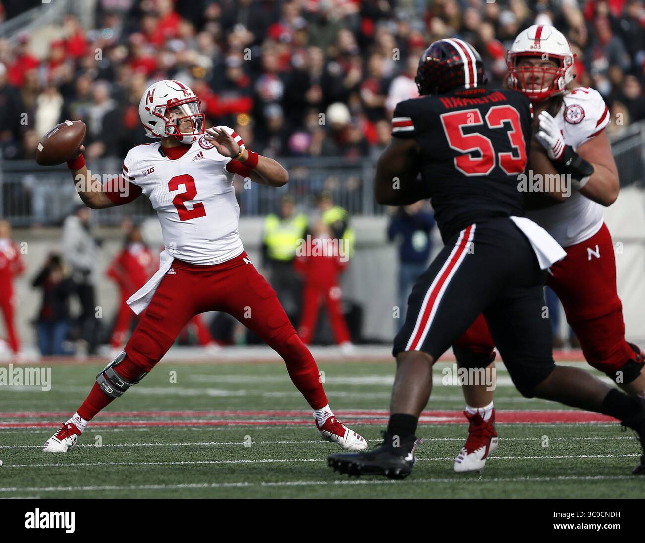 3 novembre 2018 - Columbus, OH, USA - il quarterback dei Nebraska Cornhuskers Adrian Martinez (2) torna a passare durante il primo quarto della partita di football NCAA contro i Nebraska Cornhuskers all'Ohio Stadium il 3 novembre 2018 a Columbus, Ohio. I Buckeyes vinsero 36-31. (Immagine di credito: © Adam Cairns/Columbus Dispatch/TNS via cavo ZUMA) Foto Stock