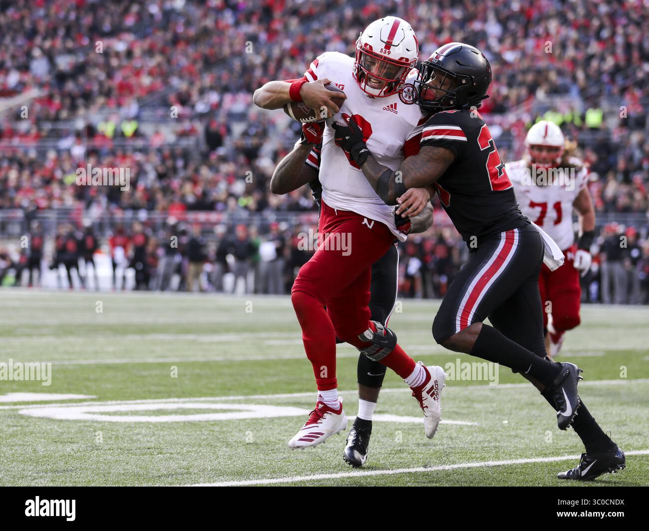 3 novembre 2018 - Columbus, OH, USA - Ohio State Buckeyes safety Brendon White (25) e cornerback Damon Arnette Jr. (3) spingono il wide receiver dei Nebraska Cornhuskers Stanley Morgan Jr. (8) fuori dai limiti nella seconda metà della partita di football NCAA tra i Nebraska Cornhuskers e gli Ohio State Buckeyes all'Ohio Stadium sabato 3 novembre 2018. (Immagine di credito: © Tyler Schank/Columbus Dispatch/TNS via cavo ZUMA) Foto Stock
