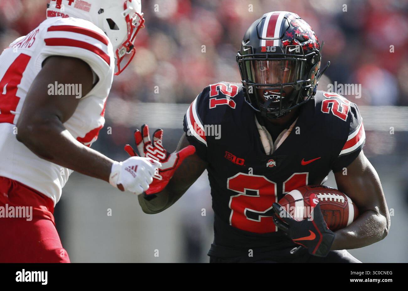 3 novembre 2018 - Columbus, OH, USA - il wide receiver degli Ohio State Buckeyes Parris Campbell Jr. (21) corre la palla mentre il defensive back dei Nebraska Cornhuskers Aaron Williams (24) difende durante il terzo quarto di una partita di football NCAA tra gli Ohio State Buckeyes e i Nebraska Cornhuskers sabato 3 novembre 2018 all'Ohio Stadium di Columbus, Ohio. (Immagine di credito: © Joshua A. Bickel/Columbus Dispatch/TNS via cavo ZUMA) Foto Stock