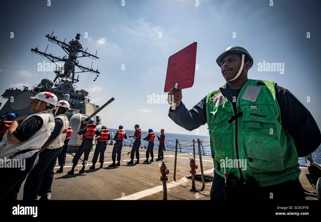 10 agosto 2018 - Mar Mediterraneo - Specialista culinario di terza classe TrevAugusthnn Mitchell segnala all'oliatore di rifornimento della flotta USNS Leroy Grumman (T-AOE 195) a bordo del cacciatorpediniere missilistico guidato classe Arleigh Burke USS Carney (DDG 64) durante un rifornimento in mare. Carney, schierato in avanti a Rota, in Spagna, è sulla sua quinta pattuglia nell'area delle operazioni della 6th Fleet degli Stati Uniti a sostegno di alleati e partner regionali, nonché interessi di sicurezza nazionale degli Stati Uniti in Europa e Africa. (Immagine di credito: © U.S. Navy/ZUMA Wire/ZUMAPRESS.com) Foto Stock