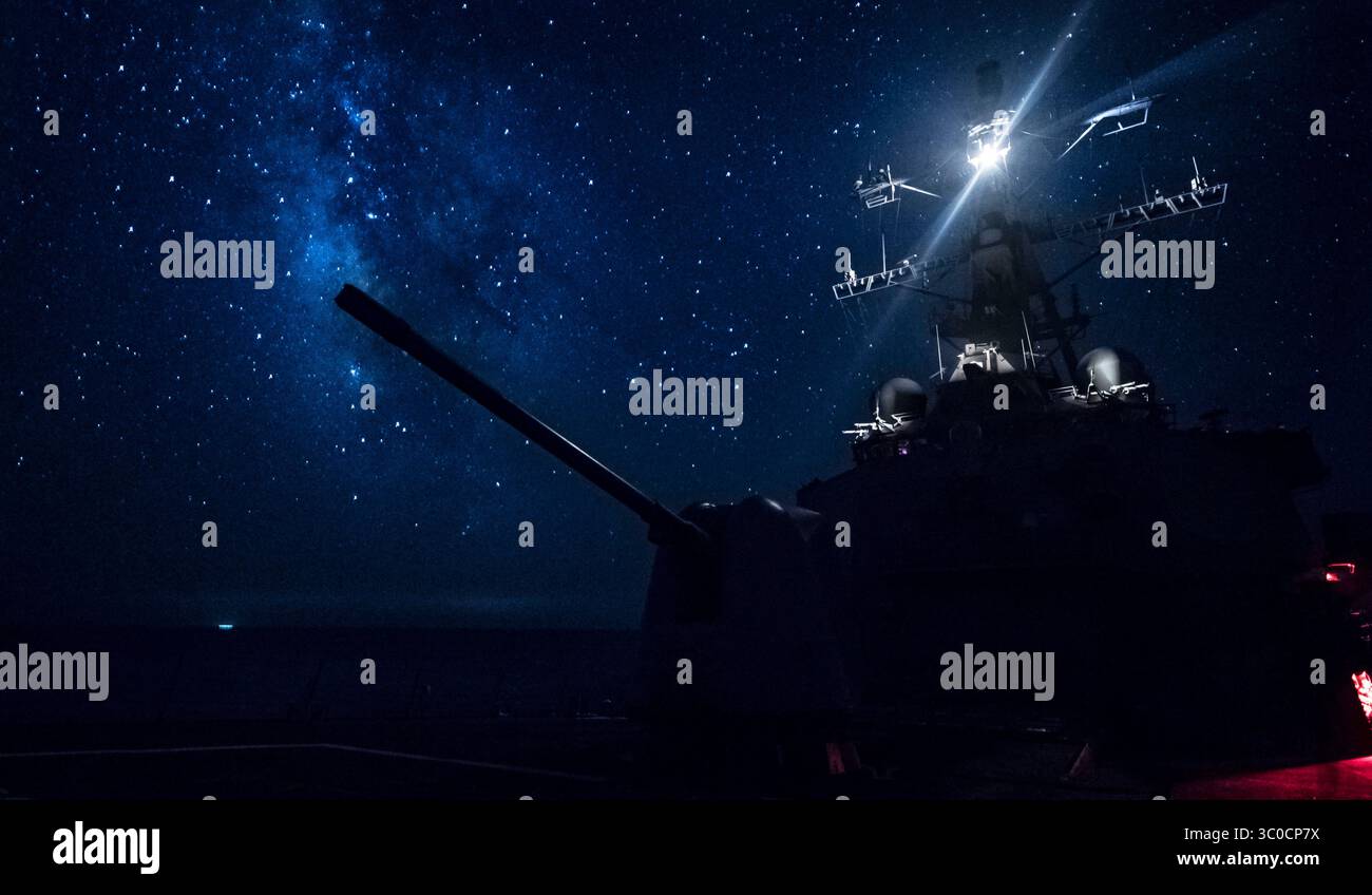 10 agosto 2018 - Mar Mediterraneo - il cacciatorpediniere missilistico guidato classe Arleigh Burke USS Carney (DDG 64) transita nel Mar Mediterraneo. Carney, schierato in avanti a Rota, in Spagna, è sulla sua quinta pattuglia nell'area delle operazioni della 6th Fleet degli Stati Uniti a sostegno di alleati e partner regionali, nonché interessi di sicurezza nazionale degli Stati Uniti in Europa e Africa. (Immagine di credito: © U.S. Navy/ZUMA Wire/ZUMAPRESS.com) Foto Stock