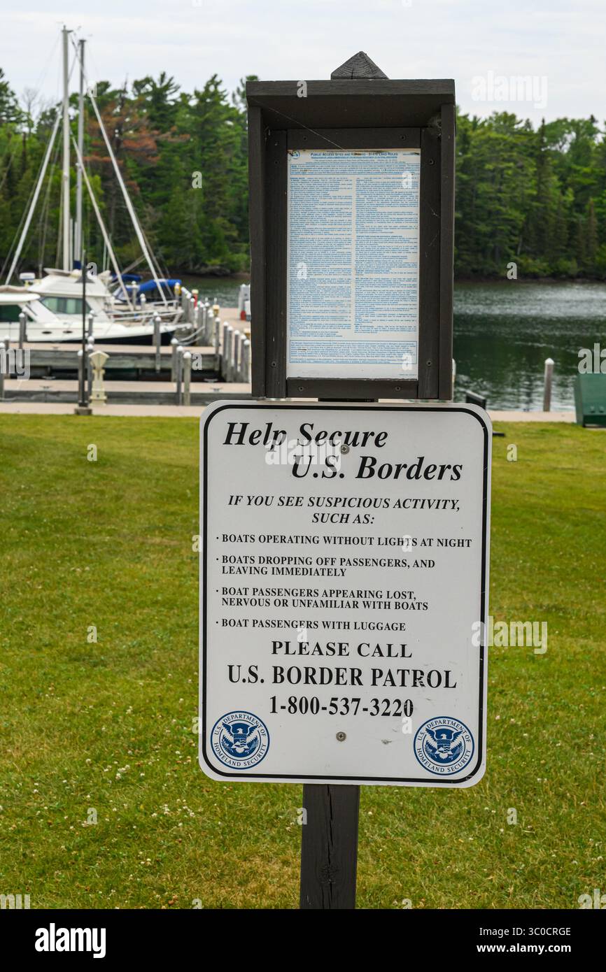 Un cartello di pattuglia di frontiera degli Stati Uniti presso il Copper Harbor State Harbor nella Upper Peninsula del Michigan, USA. Foto Stock