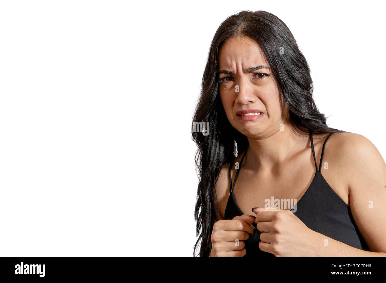 Ritratto in studio di una giovane donna latina che fa una disgustata grima, esprimendo forte avversione o repulsione Foto Stock