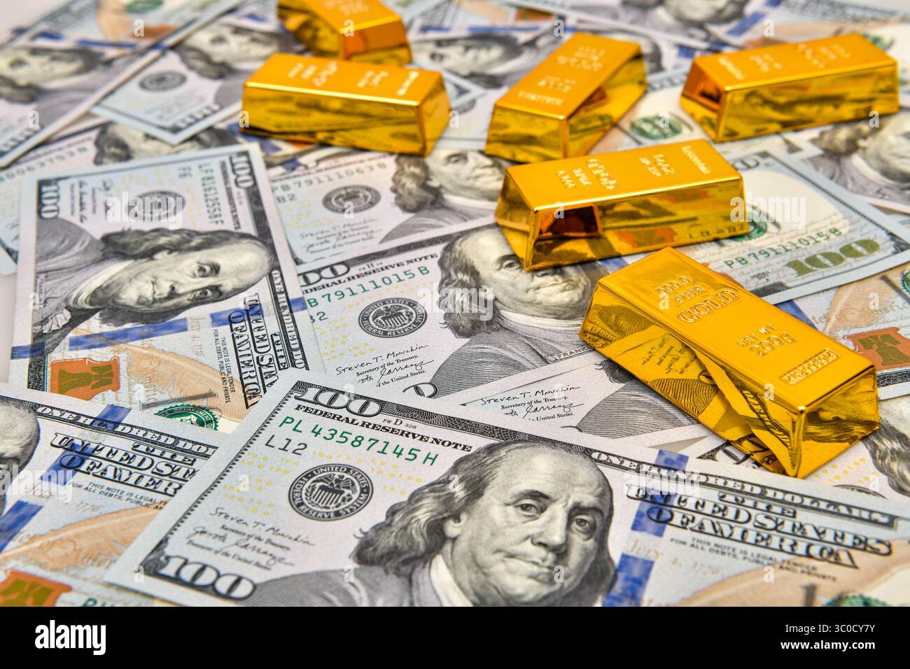 Cartaceo un banconota da 100 dollari con lingotti d'oro, concetto di investimento e risparmio, ricchezza Foto Stock
