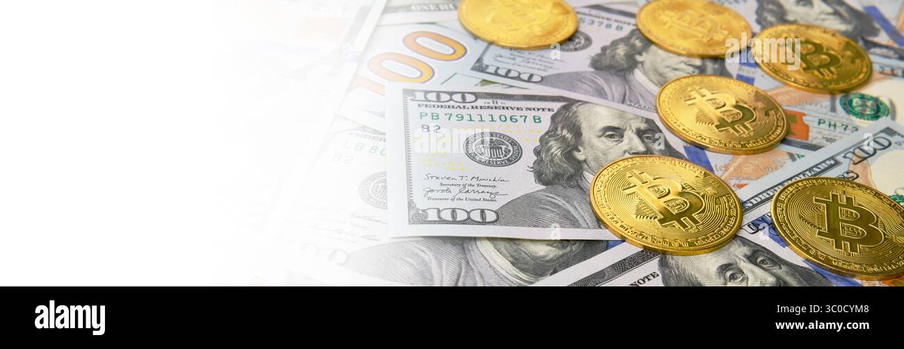 Bitcoin monete cripto valuta e carta money100 banconote in dollari USA , valuta virtuale. Concetto finanziario e di investimento. Foto Stock
