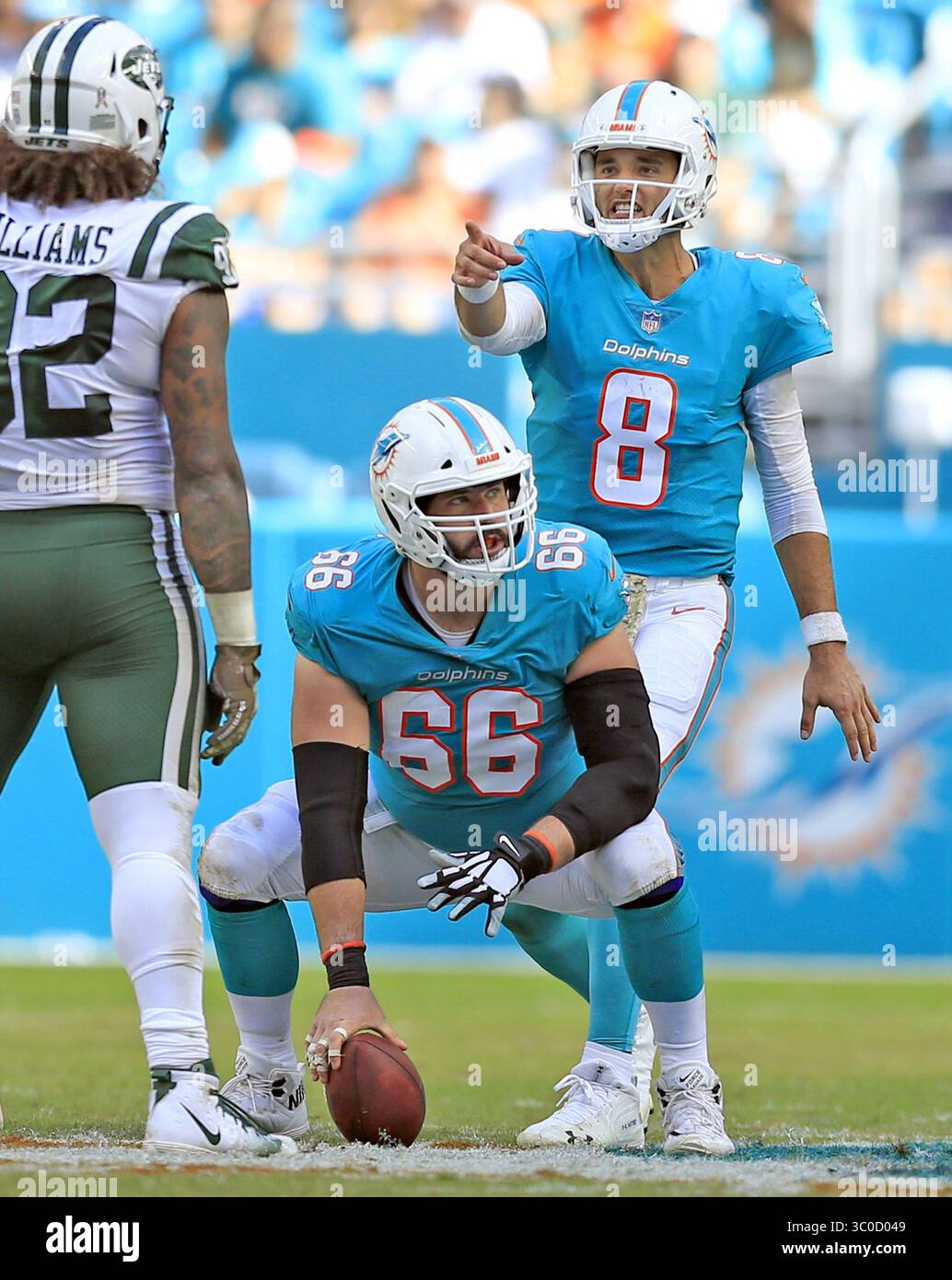 4 novembre 2018 - Miami Gardens, FL, USA - il quarterback dei Miami Dolphins Brock Osweiler (8) segnala come centro Travis Swanson (66) si allinea durante il primo quarto contro i New York Jets domenica 4 novembre 2018 all'Hard Rock Stadium di Miami Gardens, Flag. (Immagine di credito: © al Diaz/Miami Herald/TNS via ZUMA Wire) Foto Stock