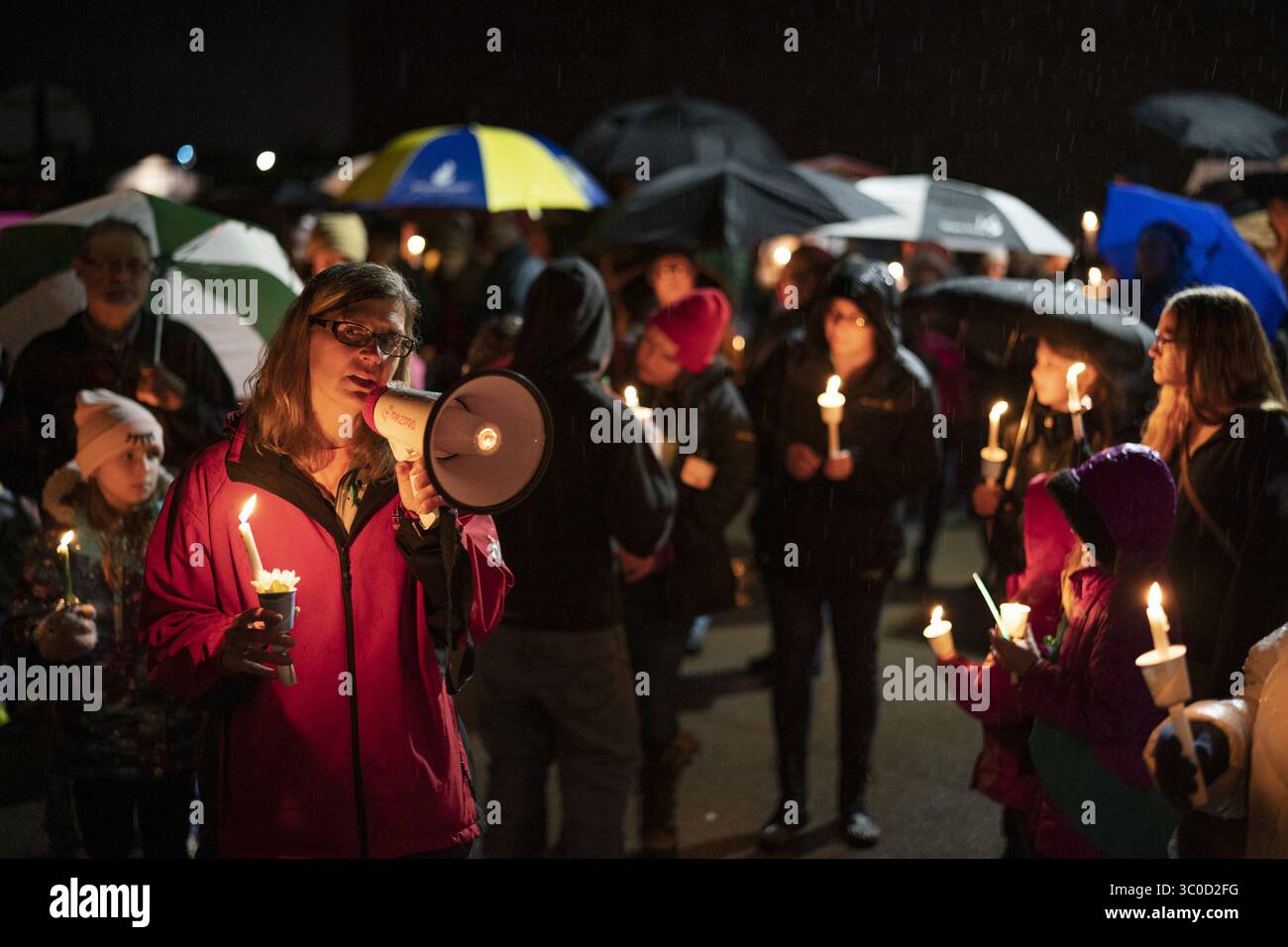 4 novembre 2018 - Chippewa Falls, WI, Stati Uniti - Sherri Jasper, membro del Consiglio di amministrazione e consulente della Halmstad Elementary School, guida il programma per una veglia a lume di candela presso la scuola di Chippewa Falls, Wisconsin., domenica sera, 4 novembre 2018. La comunità del Wisconsin occidentale di domenica stava soffrendo la morte di tre ragazze Scout e di un genitore che raccoglievano spazzatura sabato lungo un'autostrada rurale, quando la polizia dice che un pick-up ha girato fuori strada e li ha colpiti prima di andare via. (Immagine di credito: © Jeff Wheeler/Minneapolis Star Tribune/TNS via cavo ZUMA) Foto Stock