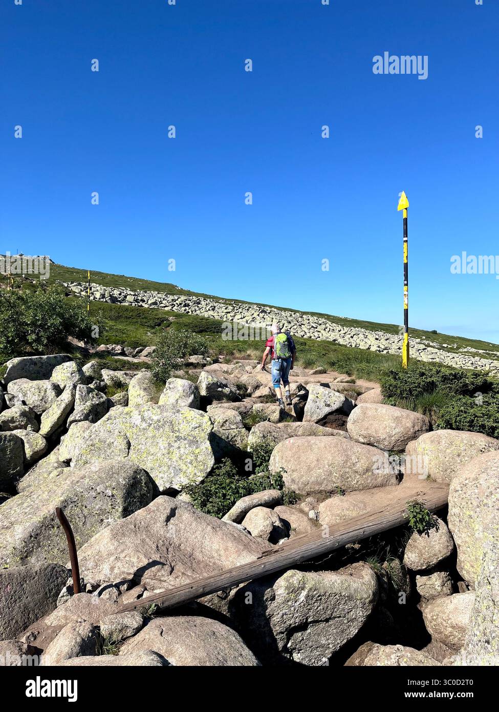 Escursionista che attraversa un fiume di pietra sul sentiero per Cherni Vruh o Black Peak, la vetta più alta del Monte Vitosha vicino a Sofia, Bulgaria, Balcani, Europa - Immagine stock catturata con smartphone