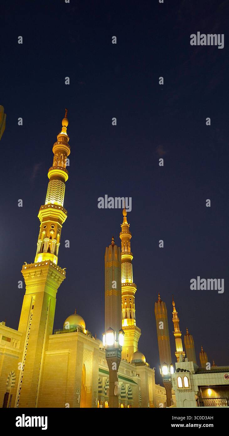 Medina, Arabia Saudita - 6 marzo 2024: Splendida architettura esterna della Masjid an-Nabawi all'alba Foto Stock