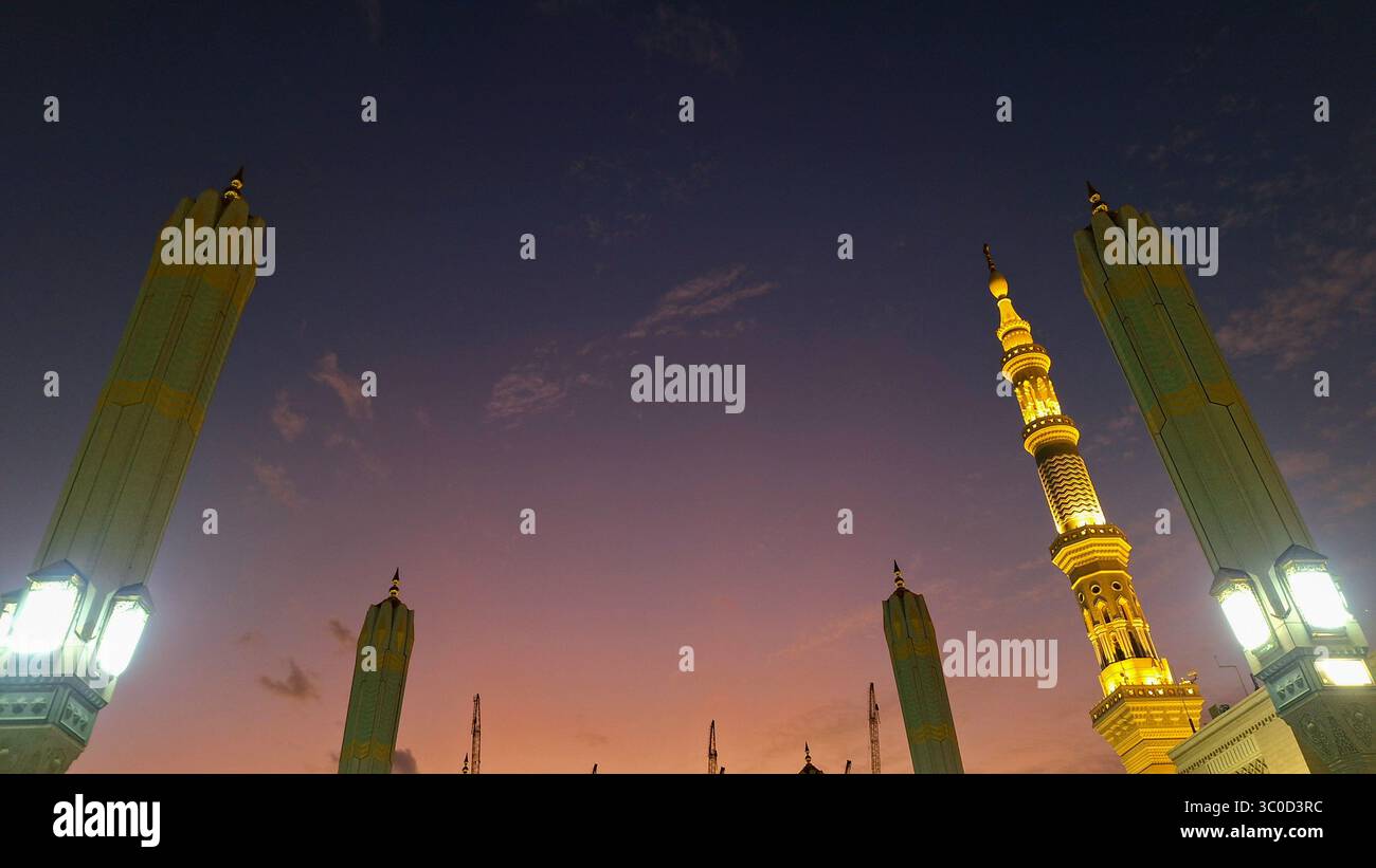 Medina, Arabia Saudita - 6 marzo 2024: Splendida architettura esterna della Masjid an-Nabawi all'alba Foto Stock