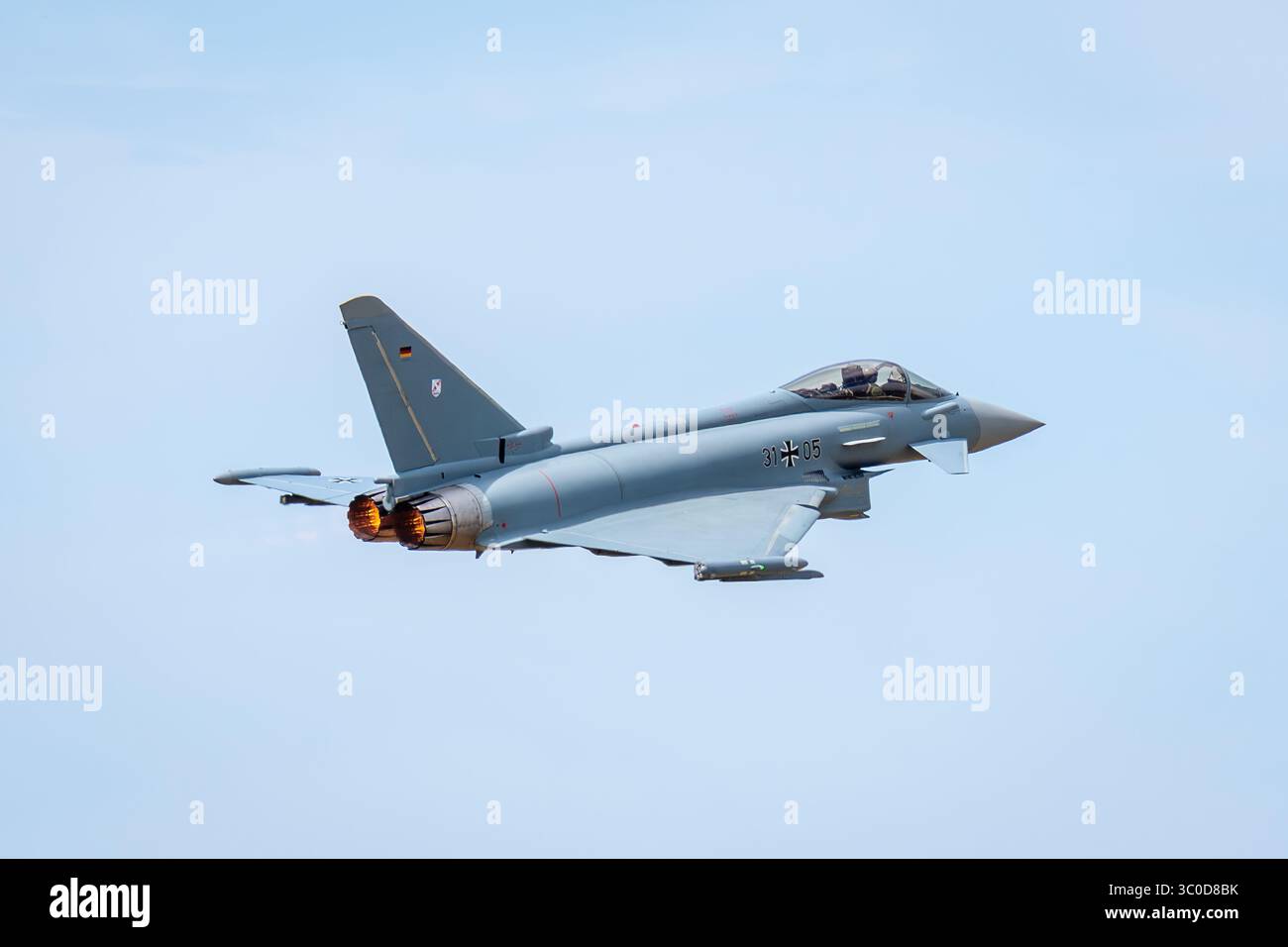 Vista posteriore di un Typhoon dell'Aeronautica militare tedesca in volo basso, un'ala delta canard, caccia multiruolo sviluppato dall'Eurofighter e messo in servizio nel 2004. Foto Stock