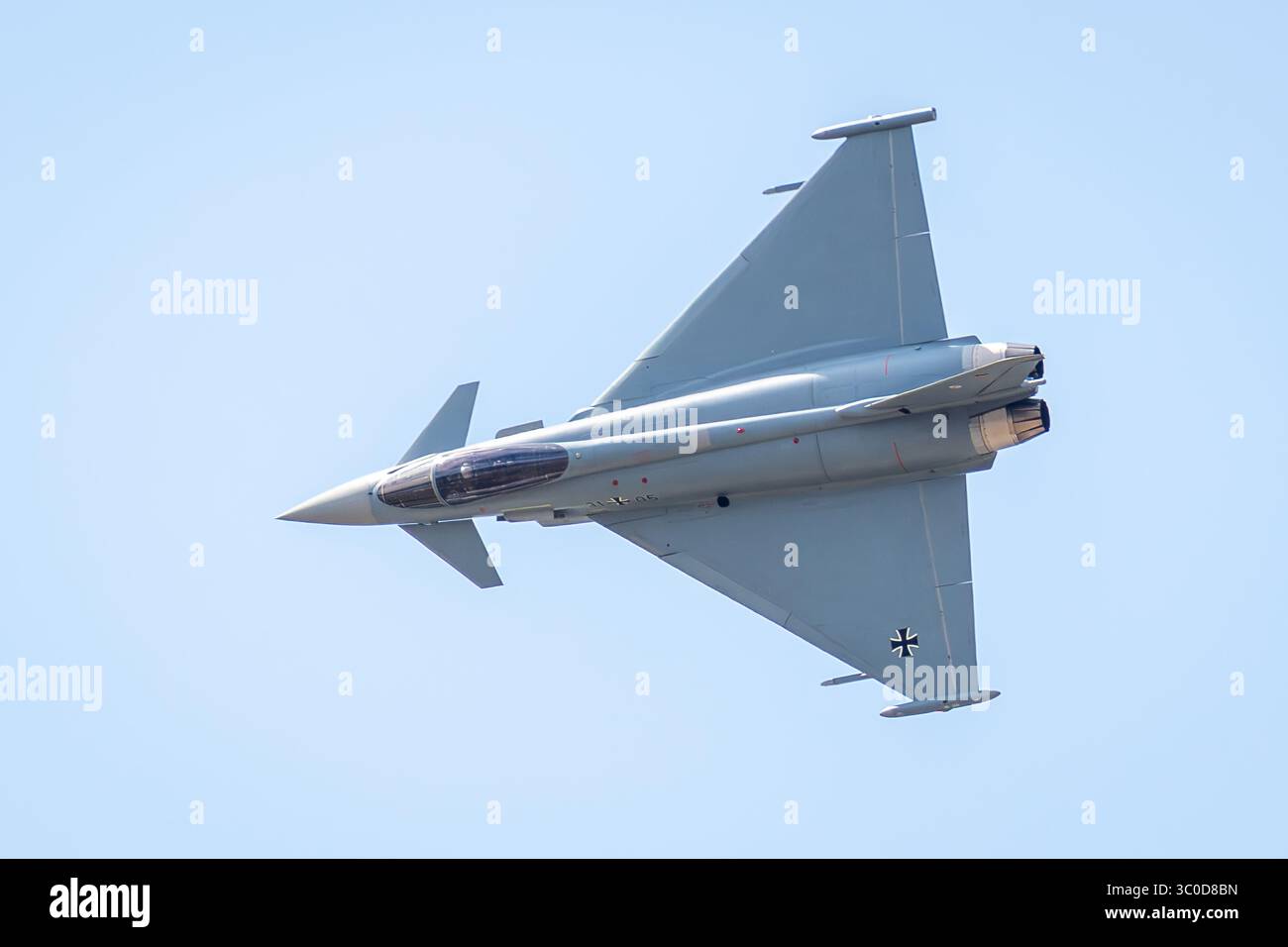 Vista dall'alto di un Typhoon dell'Aeronautica militare tedesca in volo basso, un'ala delta canard, caccia multiruolo sviluppato da Eurofighter. Foto Stock