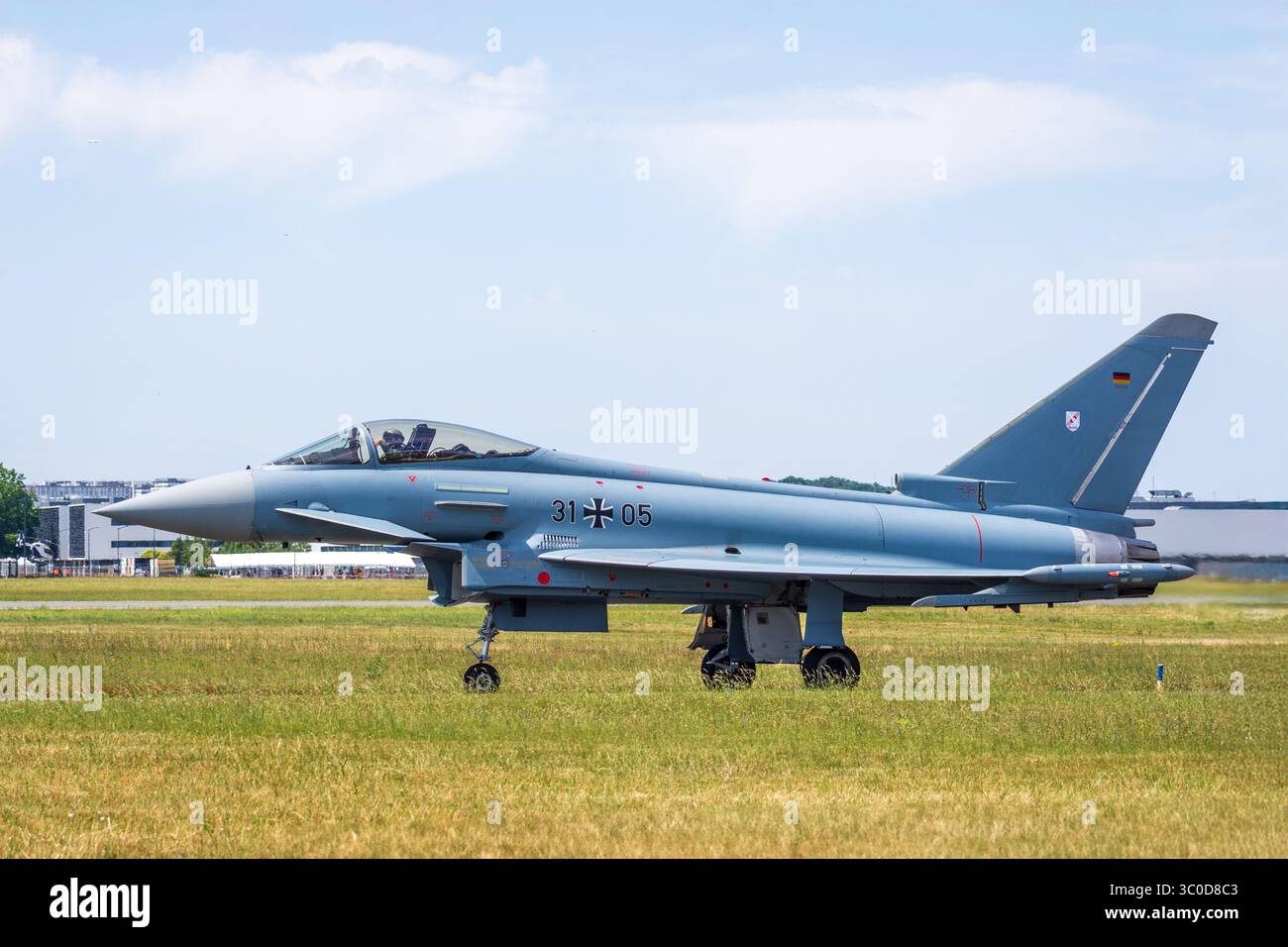 Un Typhoon dell'Aeronautica tedesca, un caccia ad ala delta canard sviluppato da Eurofighter, che ruba all'aeroporto di Parigi-le Bourget, in Francia. Foto Stock