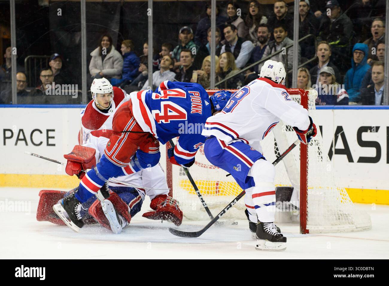 6 novembre 2018: Il difensore dei New York Rangers Neal Pionk (44) si schianta contro il portiere dei Montreal Canadiens Carey Price (31) per segnare un gol del terzo periodo durante la partita tra i New York Rangers e i Montreal Canadiens al Madison Square Garden di Manhattan, New York. I New York Rangers sconfissero i Montreal Canadiens per 5-3. Credito obbligatorio: Kostas Lymperopoulos/CSM (immagine di credito: &Copy; Kostas Lymperopoulos/CSM tramite filo ZUMA) Foto Stock