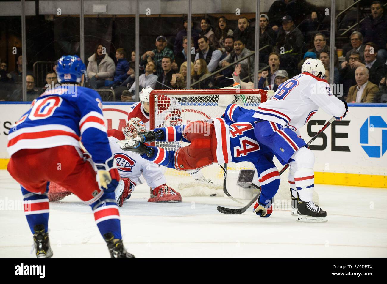 6 novembre 2018: Il difensore dei New York Rangers Neal Pionk (44) si schianta contro il portiere dei Montreal Canadiens Carey Price (31) per segnare un gol del terzo periodo durante la partita tra i New York Rangers e i Montreal Canadiens al Madison Square Garden di Manhattan, New York. I New York Rangers sconfissero i Montreal Canadiens per 5-3. Credito obbligatorio: Kostas Lymperopoulos/CSM (immagine di credito: &Copy; Kostas Lymperopoulos/CSM tramite filo ZUMA) Foto Stock