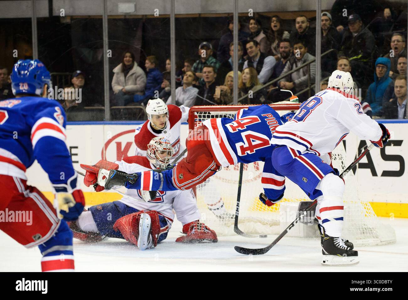 6 novembre 2018: Il difensore dei New York Rangers Neal Pionk (44) si schianta contro il portiere dei Montreal Canadiens Carey Price (31) per segnare un gol del terzo periodo durante la partita tra i New York Rangers e i Montreal Canadiens al Madison Square Garden di Manhattan, New York. I New York Rangers sconfissero i Montreal Canadiens per 5-3. Credito obbligatorio: Kostas Lymperopoulos/CSM (immagine di credito: &Copy; Kostas Lymperopoulos/CSM tramite filo ZUMA) Foto Stock