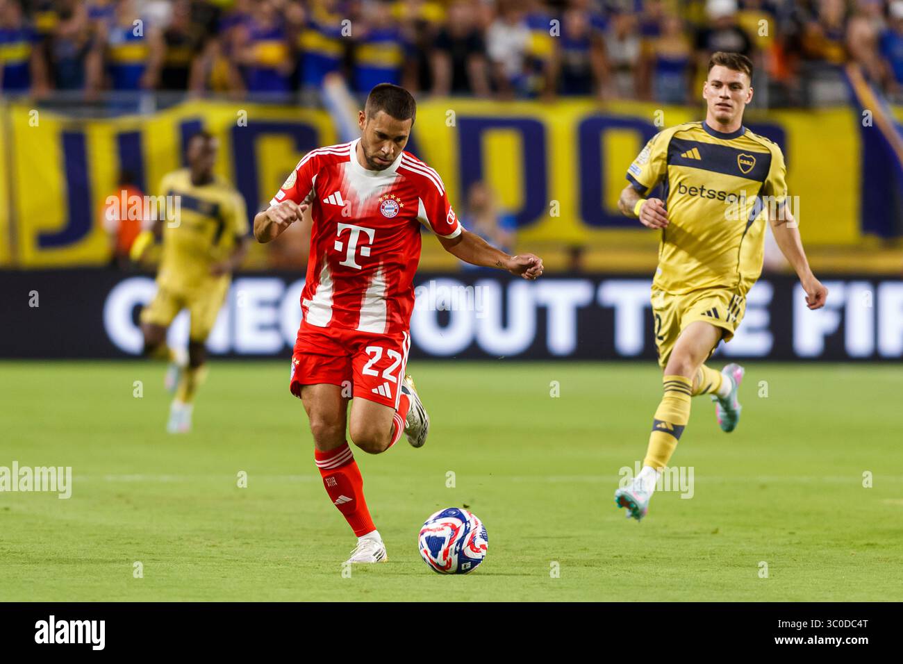 Miami, Florida - 20 giugno: Raphael Guerreiro del Bayern Munchen durante la partita della Coppa del mondo per club FIFA 2025 tra il Bayern Munchen e il Boca Juniors a. Foto Stock