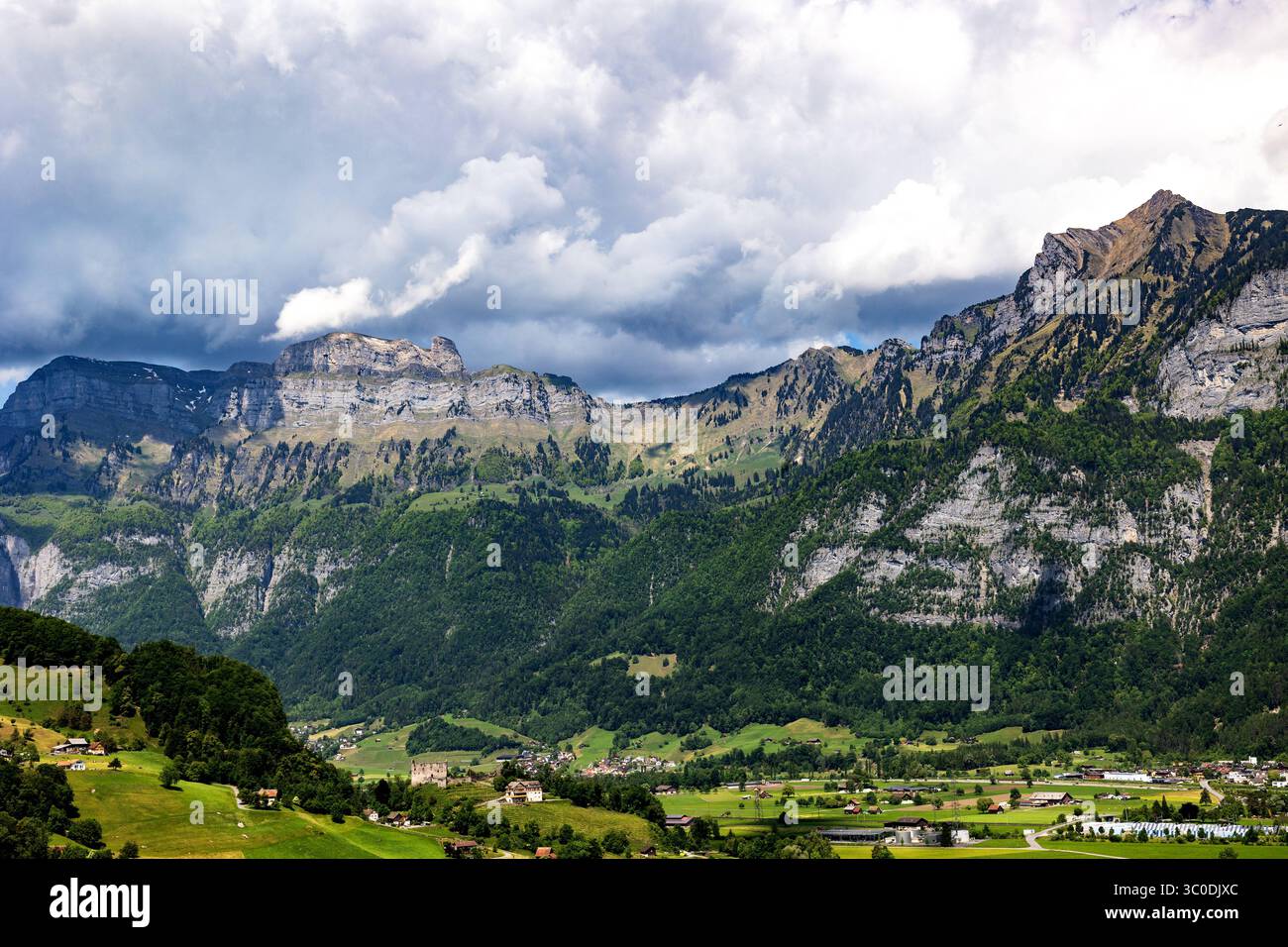 Svizzera, Alpi svizzere, Cantone San Gallo, montagne Frümsel e Hinterrugg, villaggio in primo piano. Svizzera, Alpi svizzere, Cantone San Gallo, montagne Frümsel e Hinterrugg, villaggio in primo piano, estate 2025. Giornata di sole con nuvole, splendida catena montuosa. Escursioni, turismo, destinazione turistica, svago. svizzera B97A8357 Foto Stock