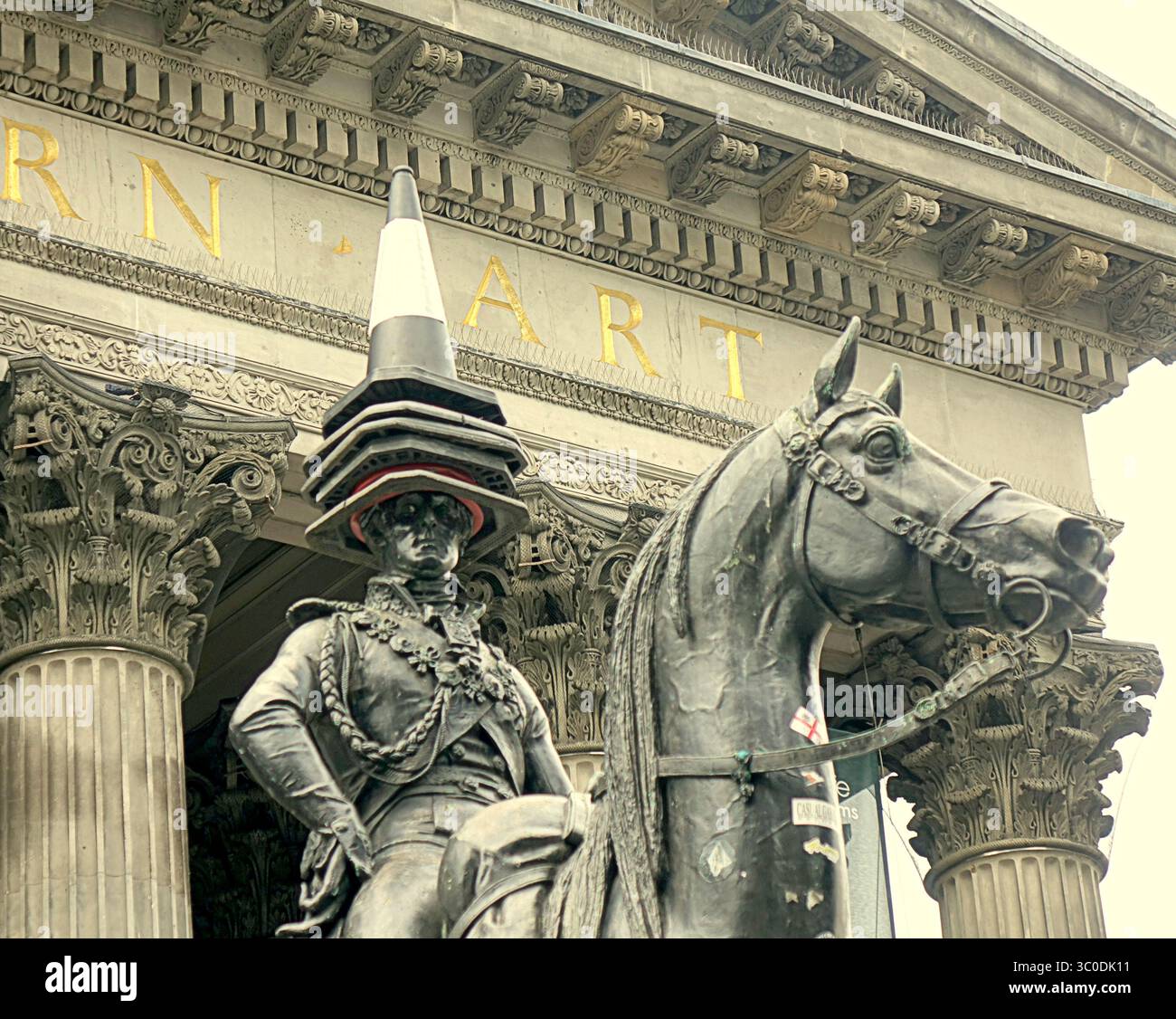 Glasgow, Scozia, Regno Unito. 21 luglio 2025. I fan di Newcastle hanno ricreato l'iconica statua del duca di wellington, la coneheid o la statua con il cono stradale sulla testa, mentre è adornato con un cono traffico bianco e nero per la partita con celtic hanno perso 4-0. Credit Gerard Ferry/Alamy Live News Foto Stock Glasgow, Scozia, Regno Unito. 21 luglio 2025. I fan di Newcastle hanno ricreato l'iconica statua del duca di wellington, la coneheid o la statua con il cono stradale sulla testa, mentre è adornato con un cono traffico bianco e nero per la partita con celtic hanno perso 4-0. Credit Gerard Ferry/Alamy Live News Foto Stock