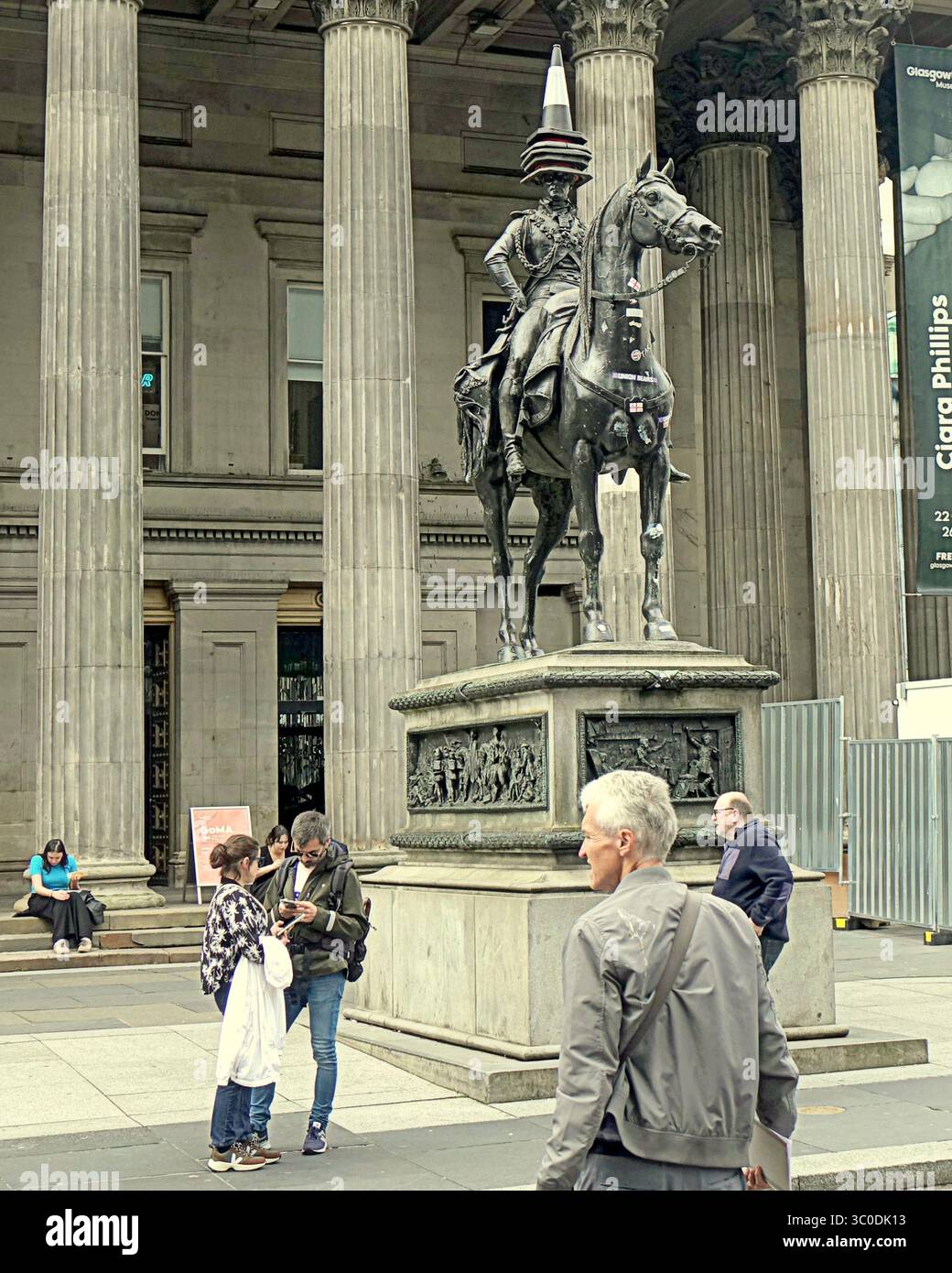 Glasgow, Scozia, Regno Unito. 21 luglio 2025. I fan di Newcastle hanno ricreato l'iconica statua del duca di wellington, la coneheid o la statua con il cono stradale sulla testa, mentre è adornato con un cono traffico bianco e nero per la partita con celtic hanno perso 4-0. Credit Gerard Ferry/Alamy Live News Foto Stock Glasgow, Scozia, Regno Unito. 21 luglio 2025. I fan di Newcastle hanno ricreato l'iconica statua del duca di wellington, la coneheid o la statua con il cono stradale sulla testa, mentre è adornato con un cono traffico bianco e nero per la partita con celtic hanno perso 4-0. Credit Gerard Ferry/Alamy Live News Foto Stock