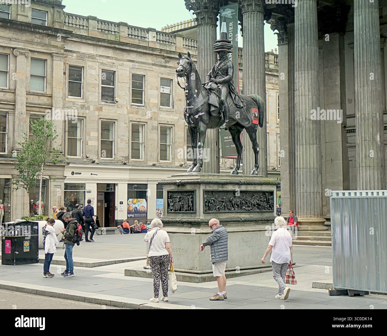 Glasgow, Scozia, Regno Unito. 21 luglio 2025. I fan di Newcastle hanno ricreato l'iconica statua del duca di wellington, la coneheid o la statua con il cono stradale sulla testa, mentre è adornato con un cono traffico bianco e nero per la partita con celtic hanno perso 4-0. Credit Gerard Ferry/Alamy Live News Foto Stock Glasgow, Scozia, Regno Unito. 21 luglio 2025. I fan di Newcastle hanno ricreato l'iconica statua del duca di wellington, la coneheid o la statua con il cono stradale sulla testa, mentre è adornato con un cono traffico bianco e nero per la partita con celtic hanno perso 4-0. Credit Gerard Ferry/Alamy Live News Foto Stock