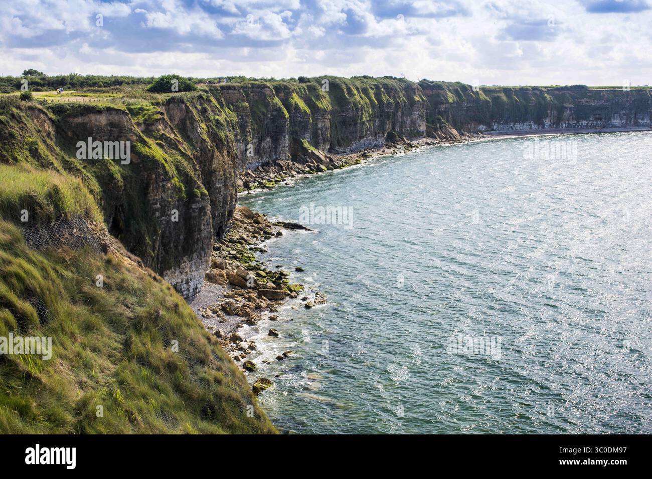 6 agosto 2014 - Cricqueville-EN-Bessin, Normandia, Francia - scogliera Pointe du hoc. Pointe du hoc è un promontorio con una scogliera di 100 piedi (30 m) che si affaccia sul Canale della Manica sulla costa della Normandia nel nord della Francia. Durante la seconda guerra mondiale era il punto più alto tra Utah Beach a ovest e Omaha Beach a est. L'esercito tedesco fortificò l'area con casematte di cemento e pozzi per cannoni. Il D-Day (6 giugno 1944) il gruppo d'assalto dei Ranger dell'esercito degli Stati Uniti assaltarono e catturarono Pointe du hoc dopo aver scalato le scogliere. (Immagine di credito: © Felipe Rodriguez / Vwpics/VW Pics tramite cavo ZUMA) Foto Stock