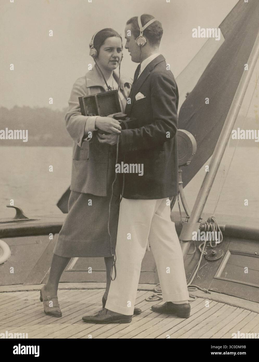 30 ottobre 2015 - New York, Stati Uniti - coppia, dotata di radio portatile e cuffie, balla al Fox Trot mentre si fa il viaggio ad Albany, New York sullo Yacht Elettra del senatore Guglielmo Marconi, 26 giugno 1922 (immagine di credito: © JT Vintage/Glasshouse via ZUMA Wire) Foto Stock 30 ottobre 2015 - New York, Stati Uniti - coppia, dotata di radio portatile e cuffie, balla al Fox Trot mentre si fa il viaggio ad Albany, New York sullo Yacht Elettra del senatore Guglielmo Marconi, 26 giugno 1922 (immagine di credito: © JT Vintage/Glasshouse via ZUMA Wire) Foto Stock