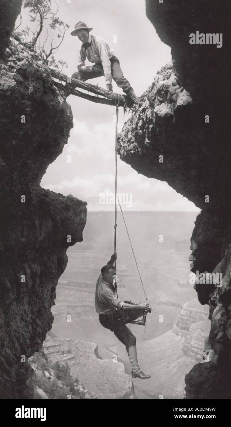 1° marzo 2016 - Arizona, Stati Uniti - fotografo, Emery o Elsworth Kolb, sospeso sulla Climber's Rope a Crevasse e fotografato Canyon Wall come Another Man Straddles Cliff Opening mentre tiene in mano The Rope, Grand Canyon, Arizona, USA, di Kolb Brothers, 1908 (immagine di credito: © JT Vintage/Glasshouse via ZUMA Wire) Foto Stock