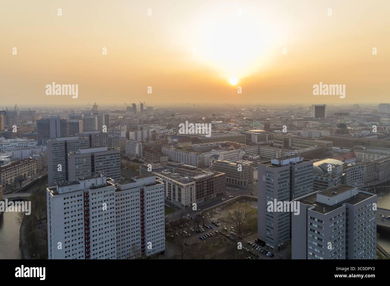 Vista aerea dello skyline della città immersa nella calda luce del sole che tramonta, proiettando ombre morbide sugli edifici, Berlino, Berlino, Germania. Foto Stock