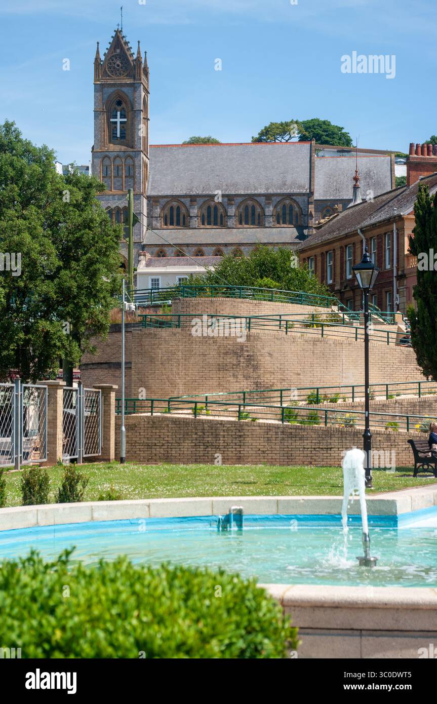 Chiesa di San Giovanni Apostolo con vista sui Giardini della Principessa Torquay Devon Inghilterra Regno Unito Foto Stock
