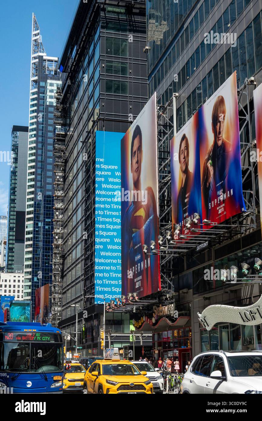 Enormi cartelloni elettronici sulla settima Avenue nel quartiere di Times Square che pubblicizzano il film Superman 2025, New York City, Stati Uniti Foto Stock
